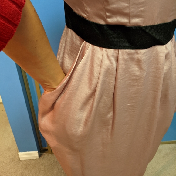 Tulip Dress with Sweetheart neckline, Structured bodice and pockets - Picture 5 of 5